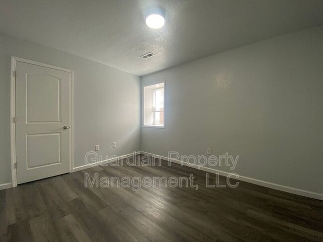 Building Photo - 123.5 N Main St