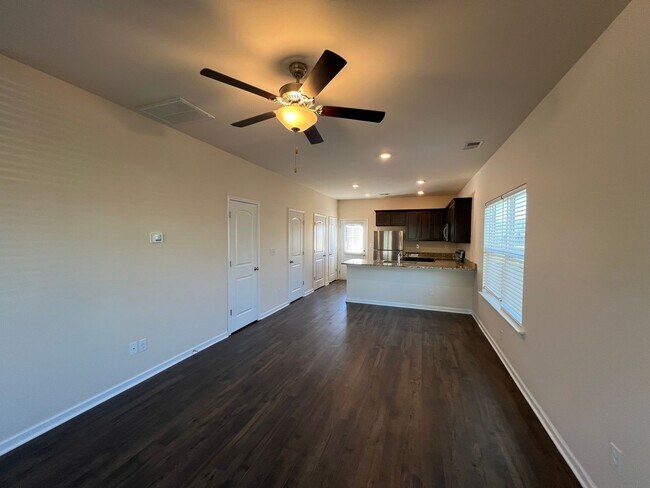 Building Photo - Available Now! 3 Bedroom 2.5 Bathroom End ...