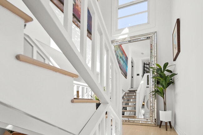 Escaleras - 906 Victoria Ave