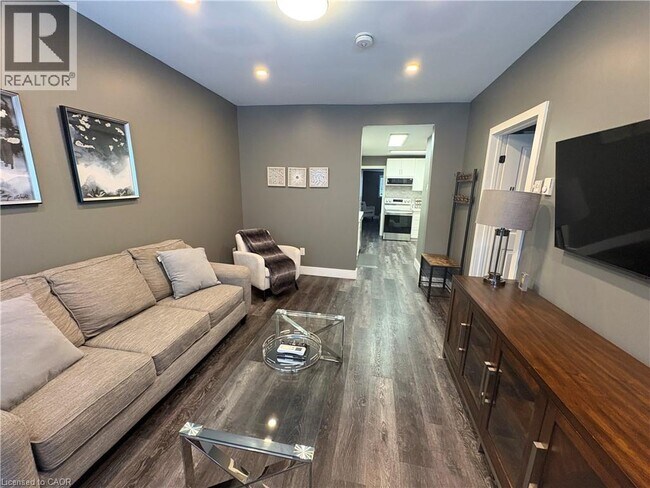 Photo du bâtiment - 212 Rosslyn Ave N