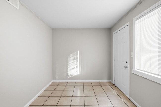 Building Photo - 1621 Line Cir