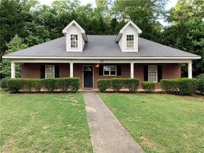 Building Photo - 807 W Longleaf Dr