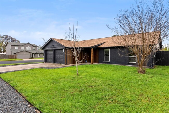 Building Photo - 301 Thelma Dr