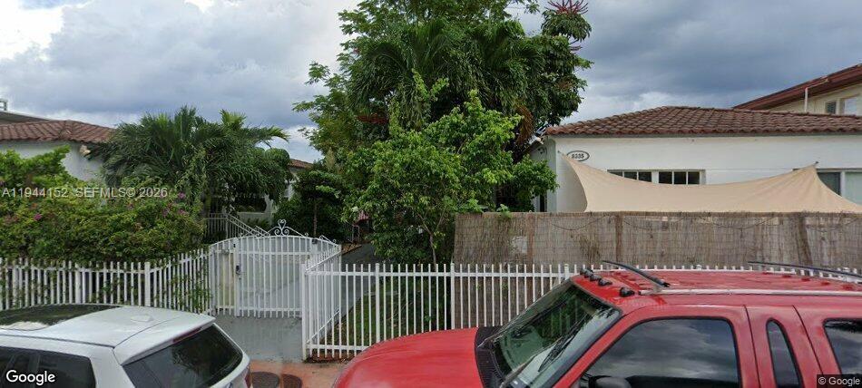 Foto del edificio - 8401 Crespi Blvd