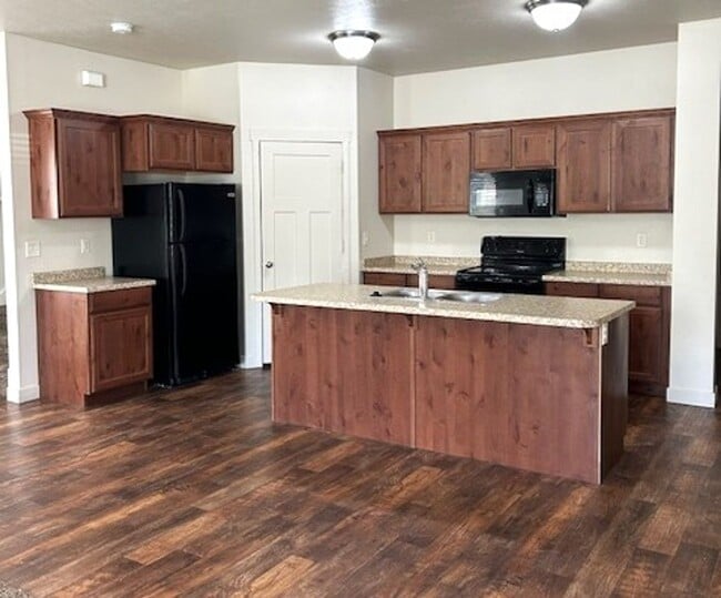 Building Photo - *** PRICE REDUCED *** Spacious 3 Bedroom T...