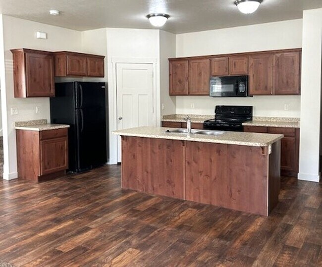 Foto del edificio - *** PRICE REDUCED *** Spacious 3 Bedroom T...