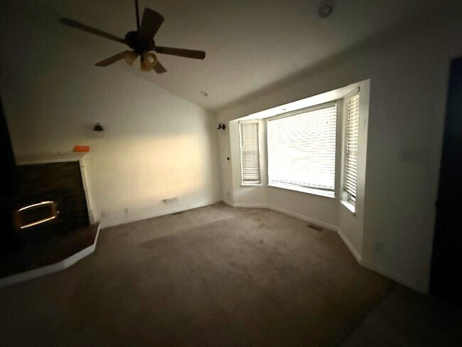 Foto del edificio - 4 bedroom home in Spring Creek with garage