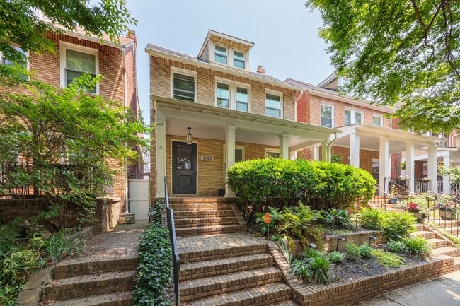 Building Photo - Beautiful Renovated 3 Bedroom 2.5 Bath off...