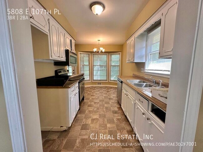 Building Photo - 5808 E 107th Pl