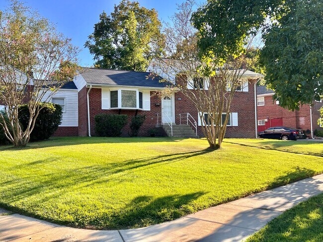 Foto del edificio - Beautiful 4 BR + den 2 FB home in corner lot!