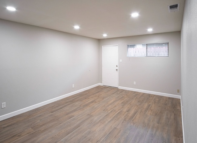 Building Photo - 323 Montrose Dr