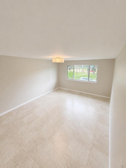 Building Photo - 421 S Lakeside Dr
