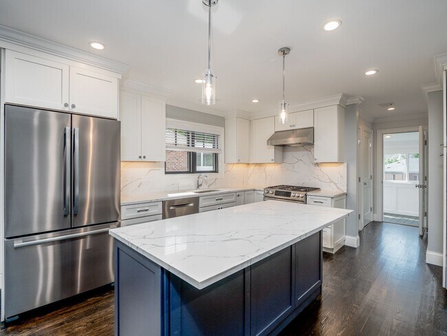 Building Photo - Homeowner-quality apartment!