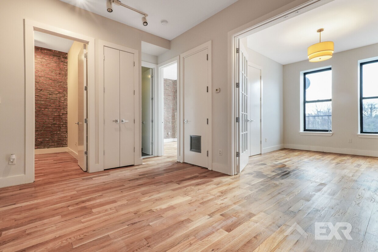 Foto principal - 862 Knickerbocker Ave