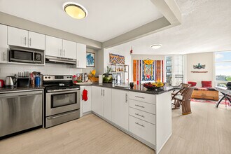 Building Photo - Tour Sherbrooke