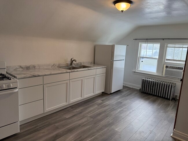 Building Photo - 216 S Ash St