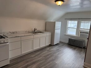 Building Photo - 216 S Ash St