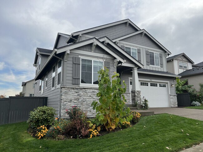 Foto del edificio - Elegant 4-Bedroom Corner Lot Home with Mod...