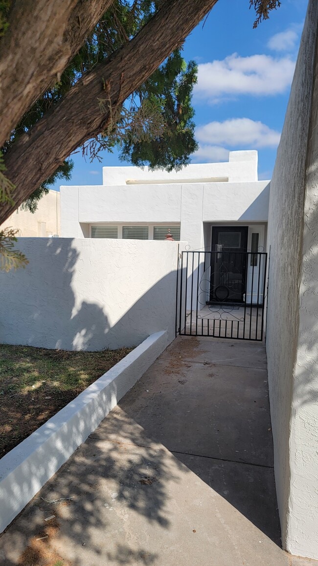 Building Photo - 1906 Mountain Shadow Dr