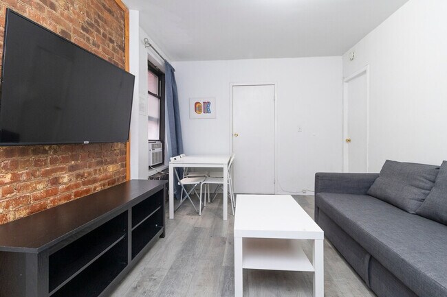 Foto del edificio - 215 B East 95th Street-SI ID1032054P