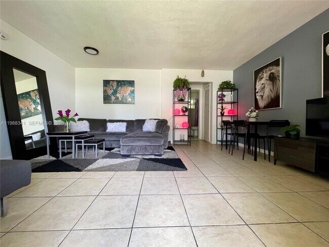 Foto del edificio - 2120 NE 168th St