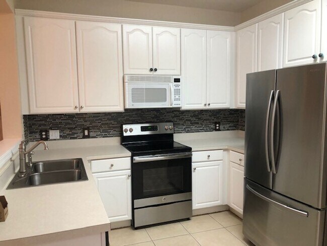 Building Photo - SUPER 3 BDRM TOWNHOUSE IN REGENCY OAKS!