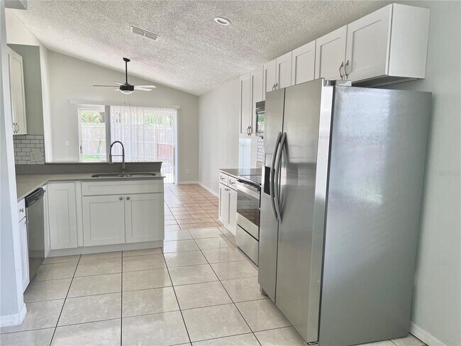 Building Photo - 1050 Pineview Ct