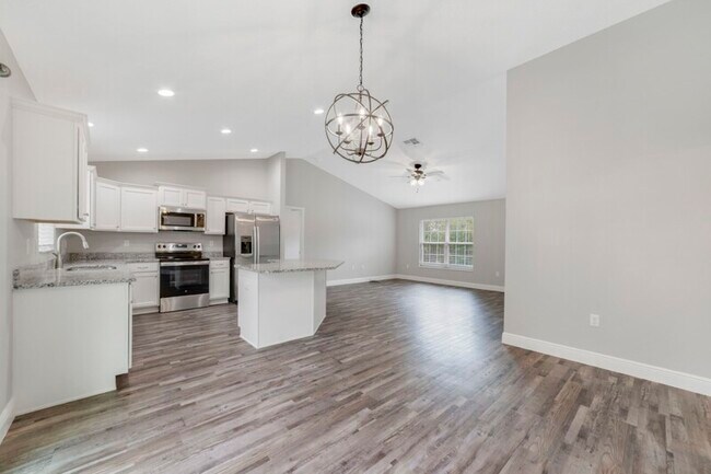 Building Photo - 8027 N Independence Way