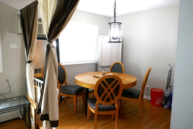 Foto del edificio - 2 Bedroom 1 bath in Oak Park