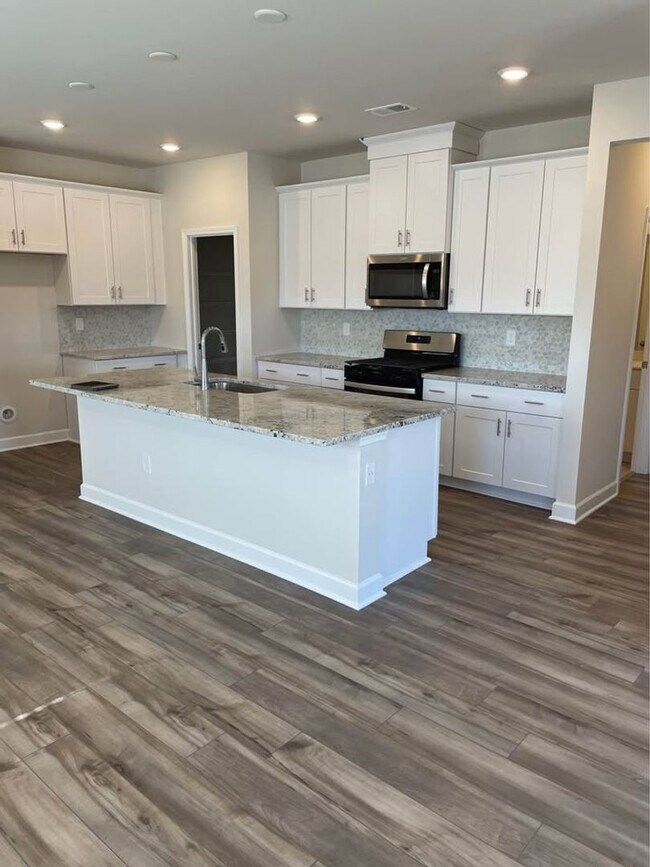 Foto del edificio - Available Soon! Stunning Five Bedroom, Three Bath Home in Clear Pond!