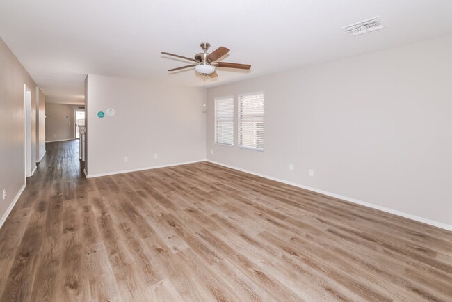 Building Photo - 10521 W Robin Ln