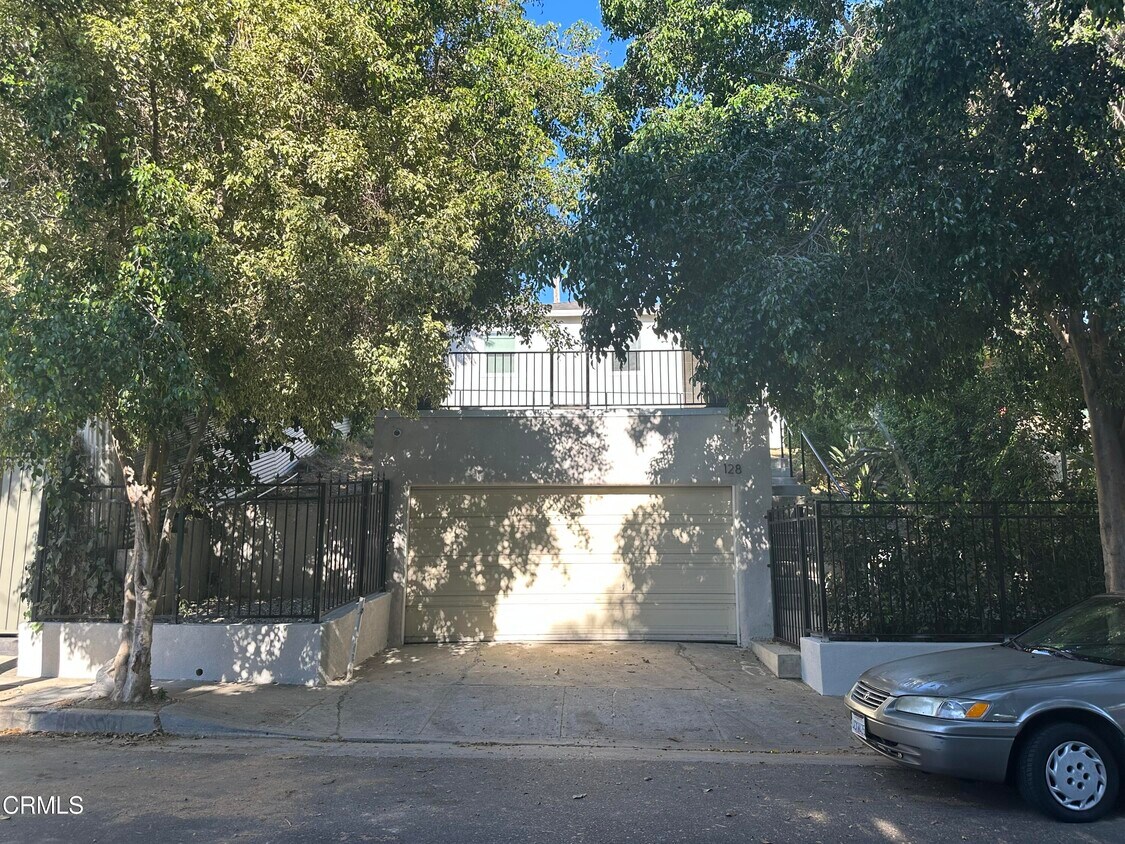 Primary Photo - 128 Douglas St