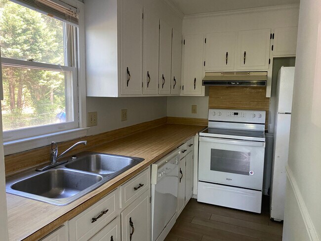Building Photo - 1714 Village Lake Dr