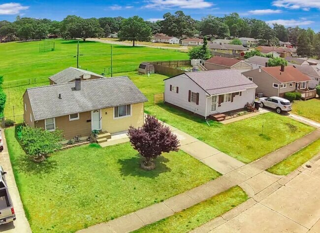 Building Photo - 1118 Sussex Dr