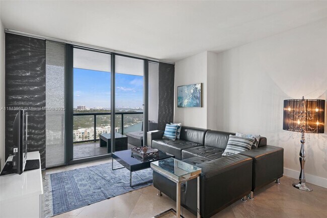 Foto del edificio - 601 NE 36th St