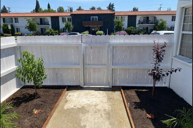 Foto del edificio - Nicely Updated Home with Enclosed Front Yard
