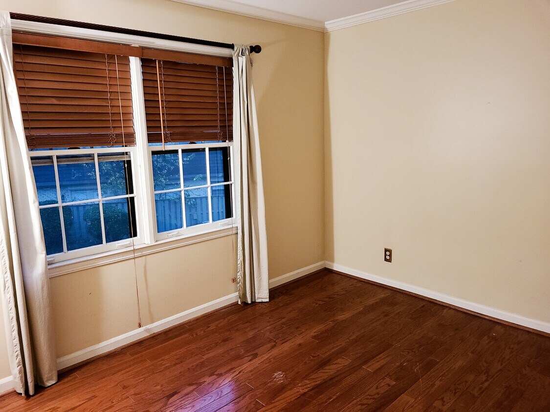Primary Photo - 66 Montre Sq NW