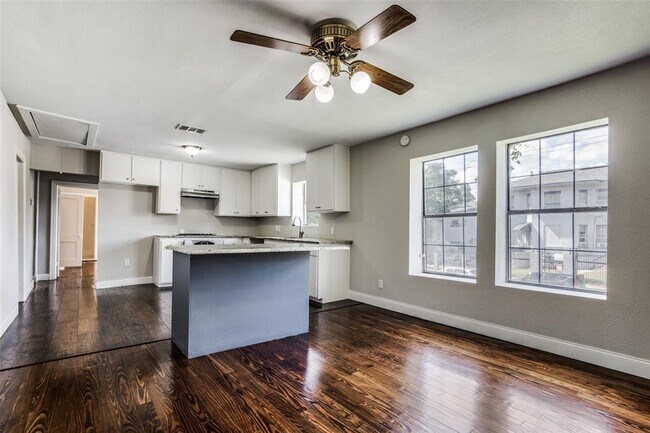 Foto del edificio - 731 N Lancaster Ave