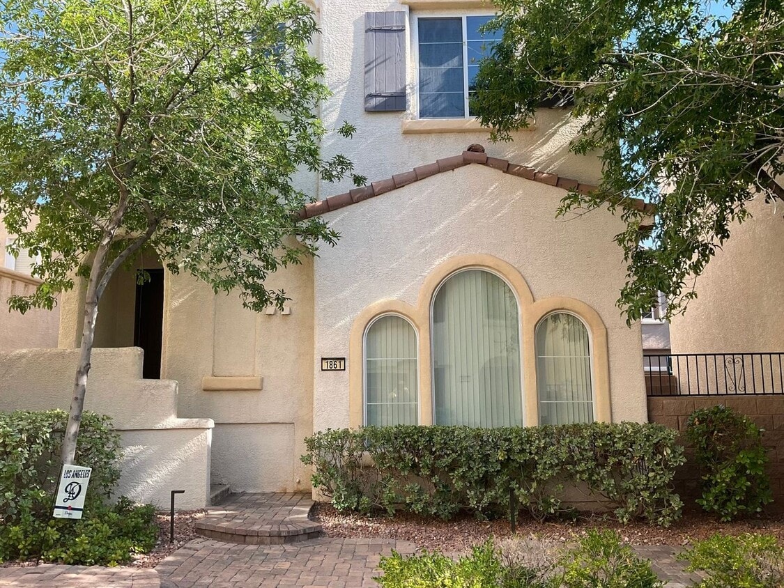 Primary Photo - Upgraded 3-Bed, 3-Bath Home – All En-Suite...