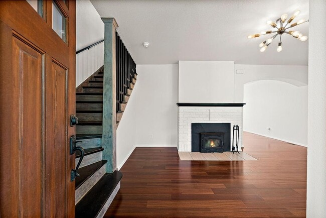 Foto del edificio - Modern 4-Story Townhouse in Tacoma’s Histo...