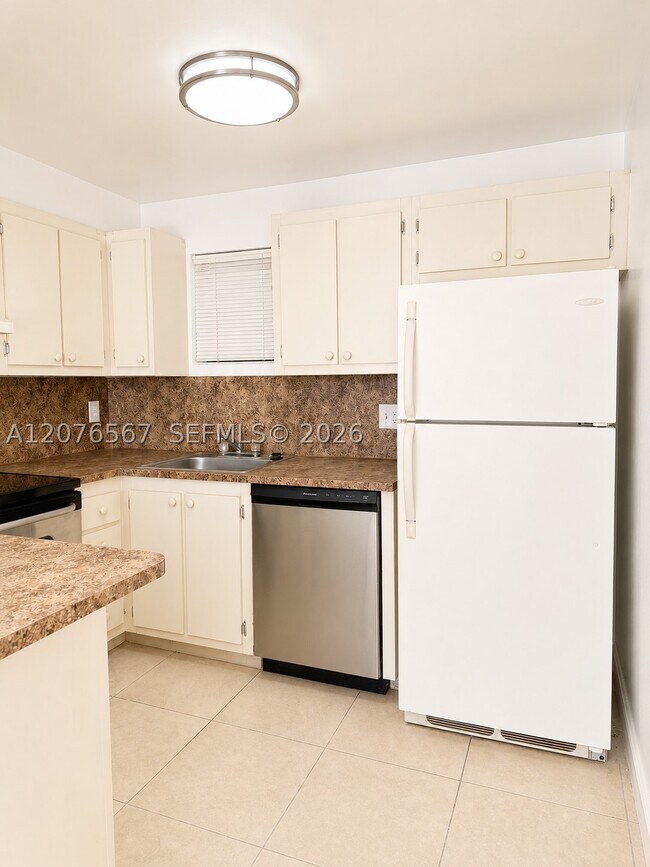 Foto del edificio - 8290 Lake Dr