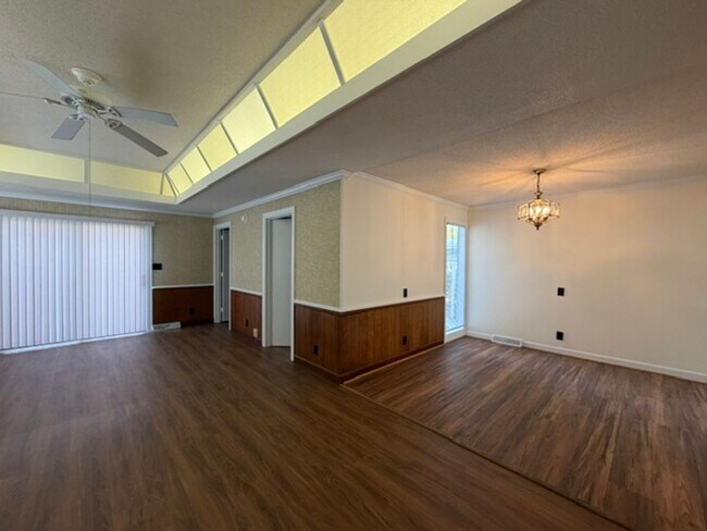 Foto del edificio - Great Experiences Are Just Around The Corner at Keener!