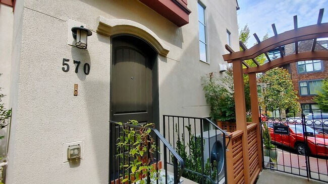 Building Photo - Luxury 3 Bedroom Townhome in Lake Oswego’s...