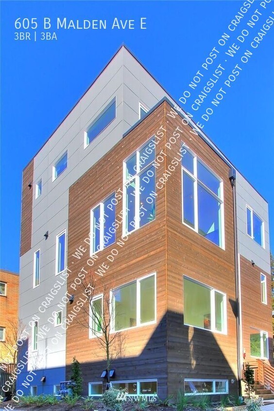 Foto principal - Stunning 3-Bed, 3-Bath Townhome in North C...