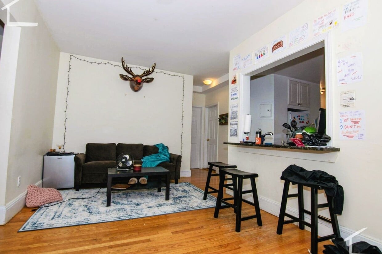 Fantastic 4-bed, 1.5 bath Unit in Brookline - perfect for BU Students - Fantastic 4-bed, 1.5 bath Unit in Brookline - perfect for BU Students