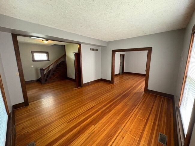 Foto del edificio - Charming 3-Bed Home with Spacious Layout & Large Backyard