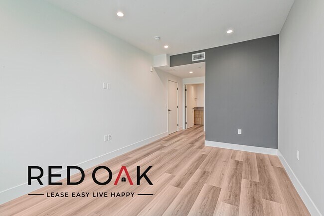 Foto del edificio - Beautiful, Two Bedroom with a Stunning, Mo...