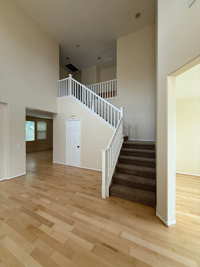 Foto del edificio - 2 story 4 bed, 3 bath home in Simi Valley