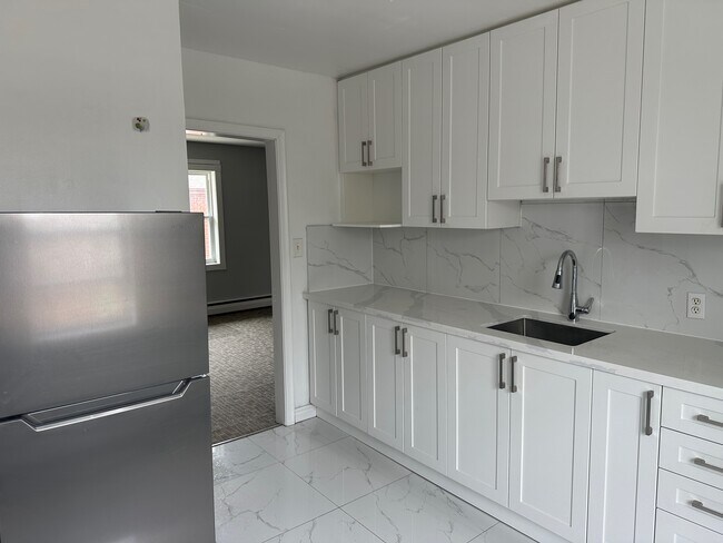 Photo du bâtiment - Recently updated 2-Bedroom Apartment for Rent in Oshawa