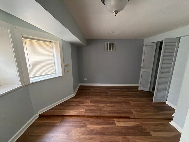 Foto del edificio - 2701 E 75th Pl